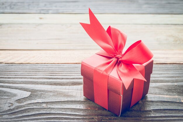 Petit cadeau rouge sur une table en bois