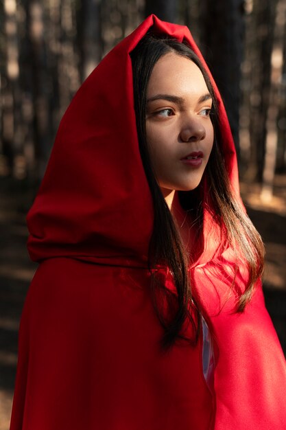 Le petit chaperon rouge dans le portrait de la forêt