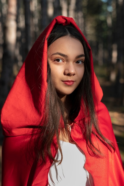 Photo gratuite le petit chaperon rouge dans le portrait de la forêt