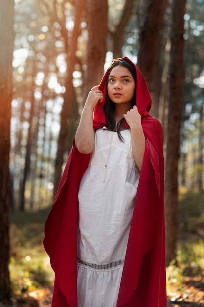 Photo gratuite le petit chaperon rouge dans le portrait de la forêt