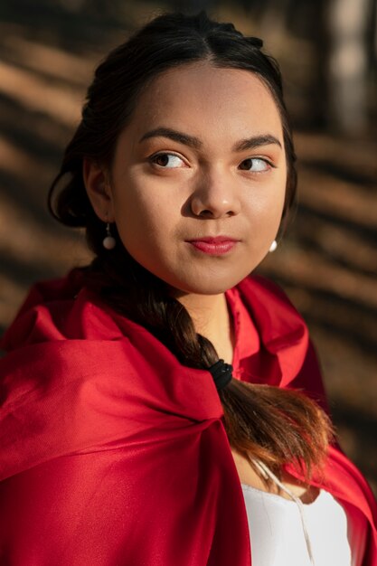 Le petit chaperon rouge dans le portrait de la forêt