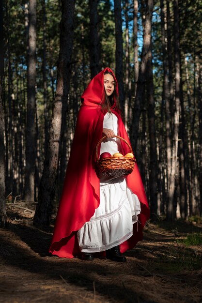 Petit chaperon rouge avec panier en bois avec goodies