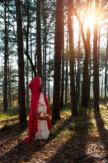 Petit chaperon rouge avec panier en bois avec goodies