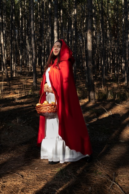 Petit chaperon rouge avec panier en bois avec goodies