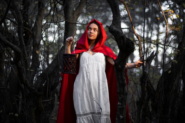 Photo gratuite le petit chaperon rouge en robe blanche