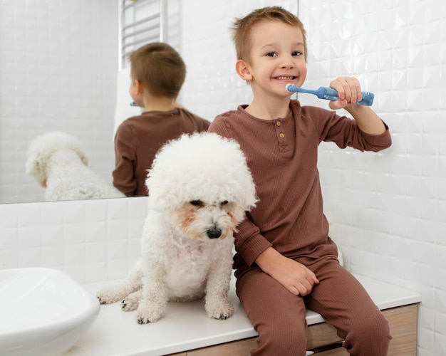 Petit chien assis à côté de son petit propriétaire