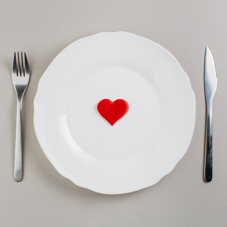 Photo gratuit petit coeur rouge sur plaque