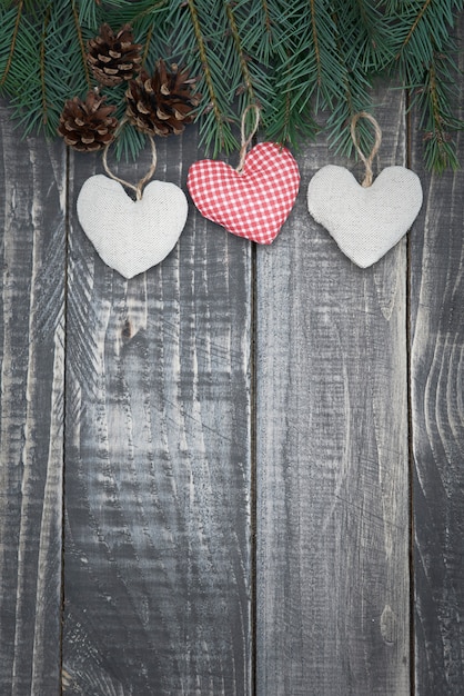 Petit coeur sur de vieux bureaux en bois