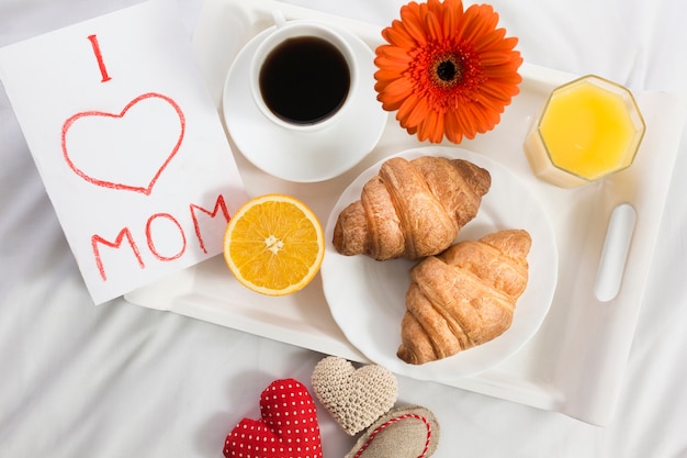 Petit déjeuner au lit le jour de la mère