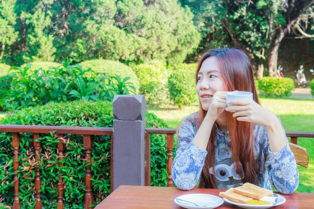 Petit déjeuner aux adolescents