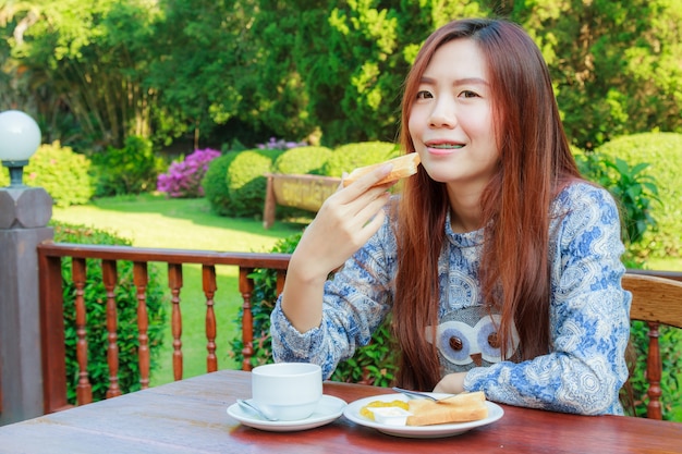 Petit déjeuner aux adolescents