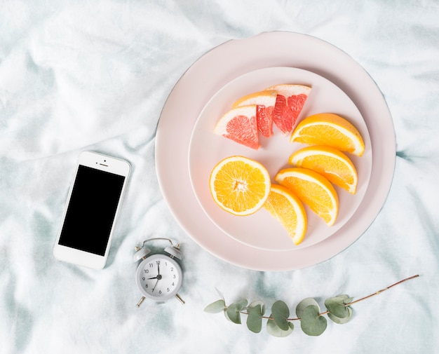 Petit déjeuner aux fruits avec téléphone portable