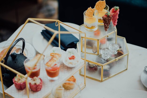 Petit-déjeuner buffet avec des desserts