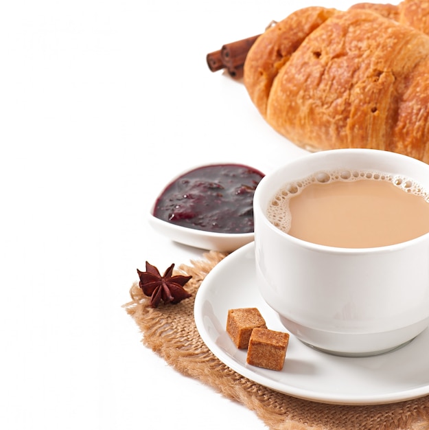 Petit déjeuner avec café et croissants frais