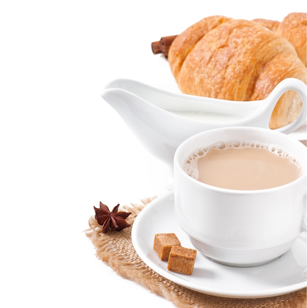 Petit déjeuner avec café et croissants frais