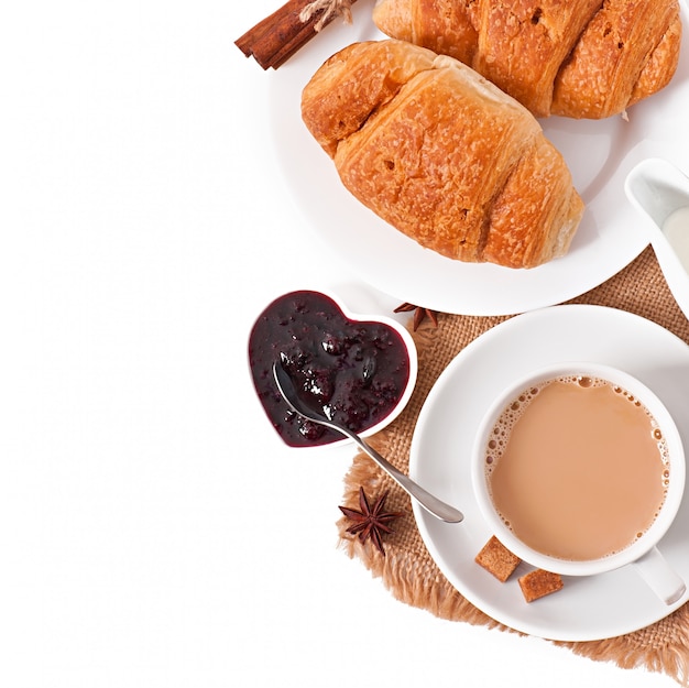 Petit déjeuner avec café et croissants frais