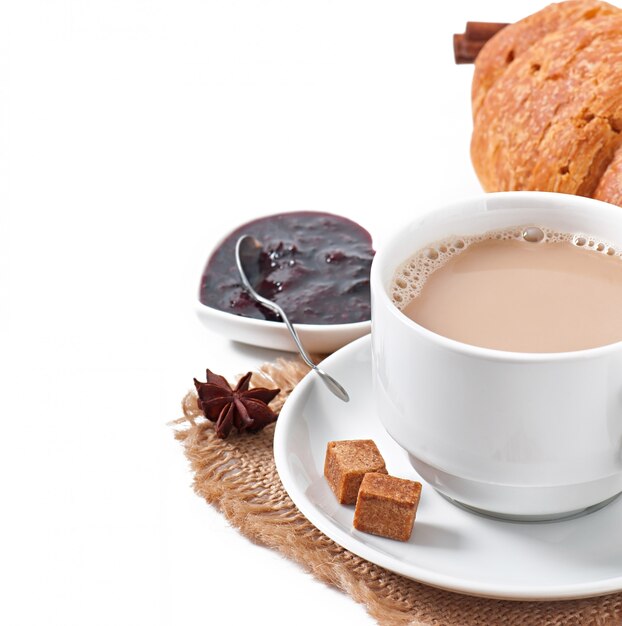 Petit déjeuner avec café et croissants frais