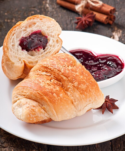 Petit déjeuner avec café et croissants frais