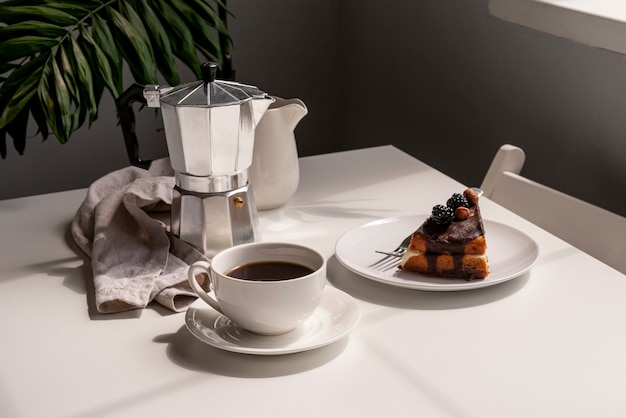 Photo gratuite petit déjeuner avec café et dessert