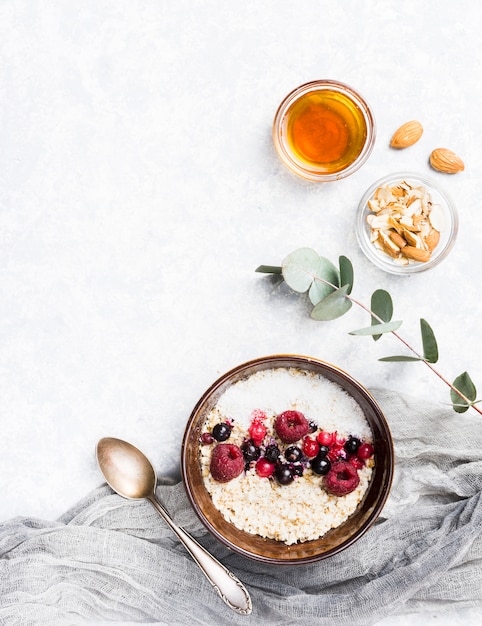 Petit déjeuner avec des céréales et des fruits