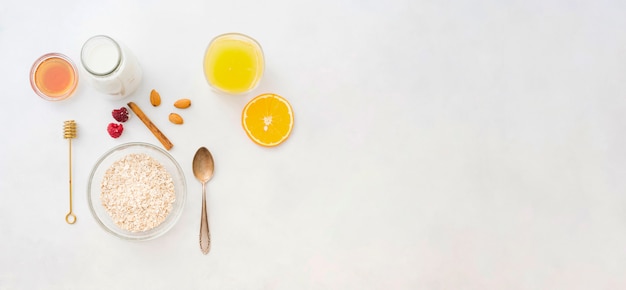 Petit déjeuner avec des céréales et des fruits