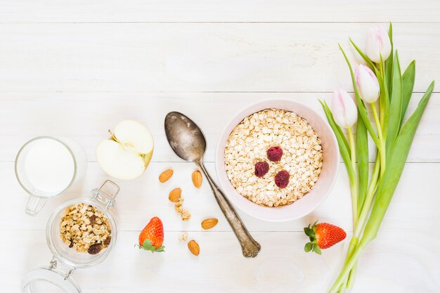 Petit déjeuner avec des céréales et des fruits