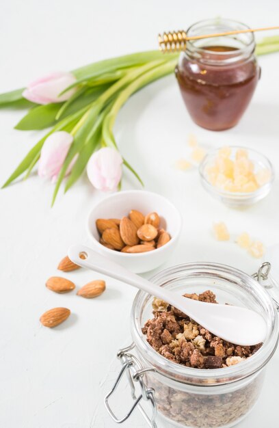 Petit déjeuner avec des céréales et des fruits