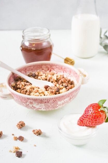 Petit déjeuner avec des céréales et des fruits