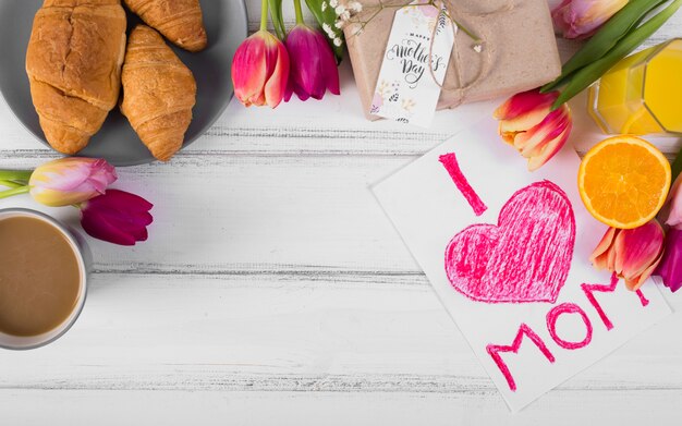Petit-déjeuner classique et carte postale de la fête des mères avec des tulipes