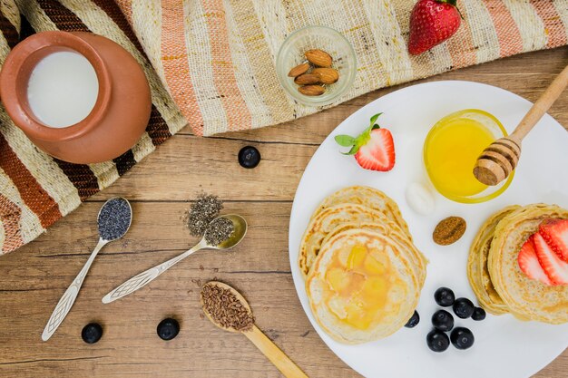 Petit déjeuner avec des crêpes et des fraises