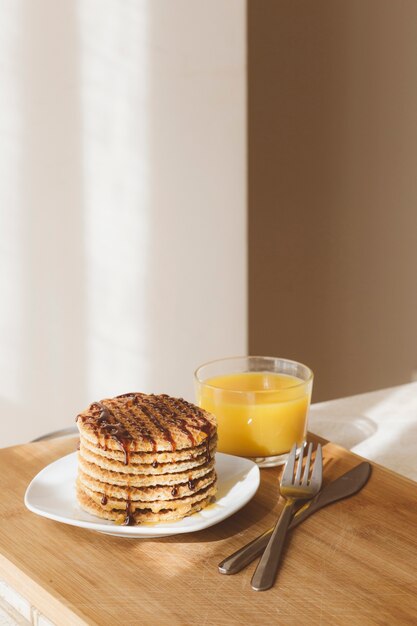 Petit déjeuner avec des crêpes