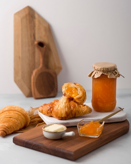 Petit-déjeuner croissant français et vue de face de la confiture