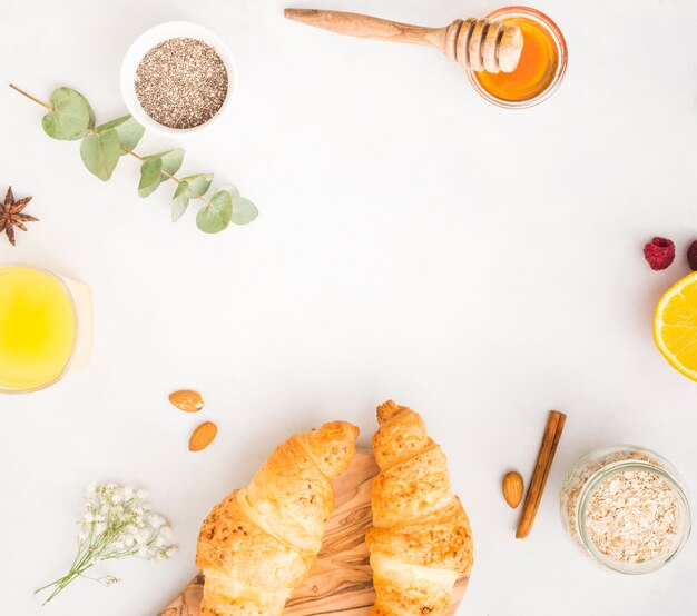 Petit déjeuner avec croissant