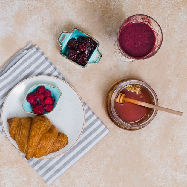 Photo gratuite petit déjeuner avec croissant