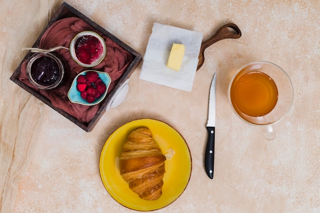 Petit déjeuner avec croissant