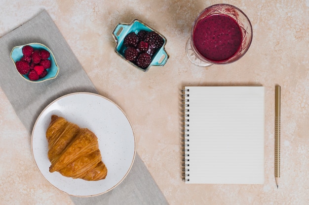 Petit déjeuner avec croissant