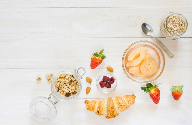 Petit déjeuner avec des croissants et des fruits