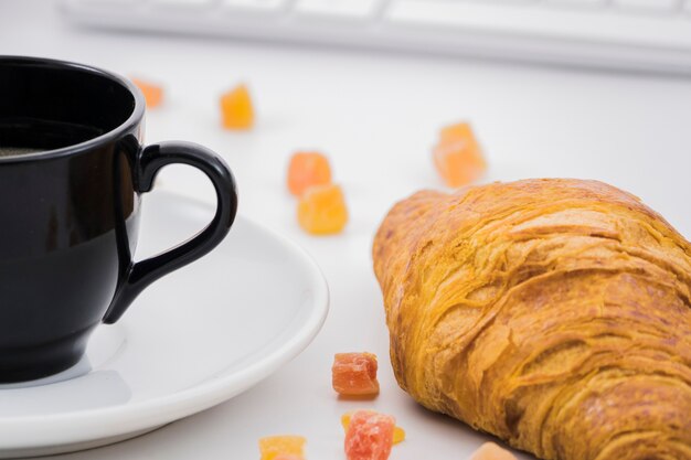 Petit déjeuner avec des croissants et des fruits