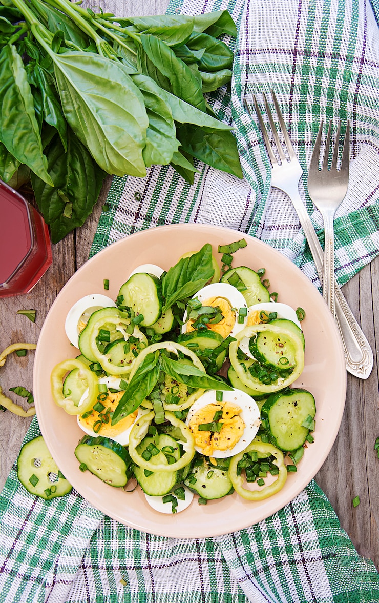 Photo gratuit petit déjeuner dans le jardin d'été. salade d'oeufs et de concombres aux oignons verts et basilic. vue de dessus. mise à plat