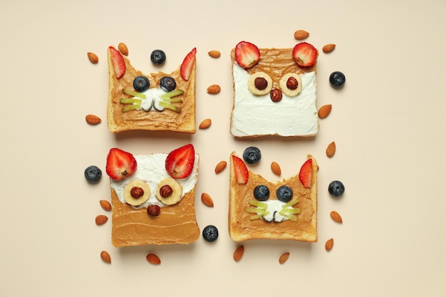 Photo gratuite un petit-déjeuner ou un déjeuner savoureux pour les enfants porte des toasts que l'enfant peut emporter avec lui