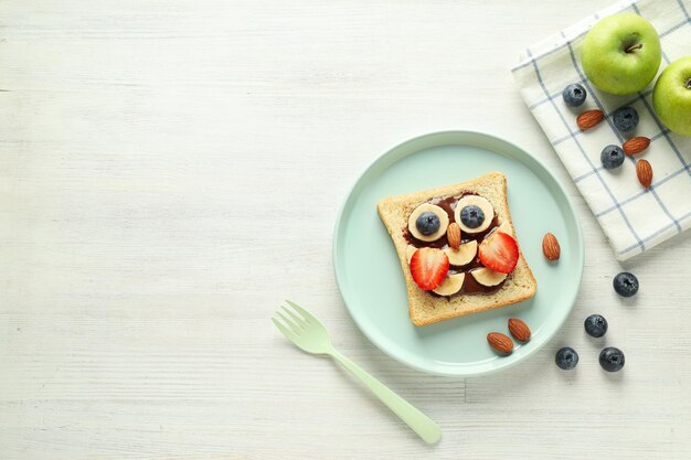 Petit-déjeuner ou déjeuner savoureux pour les toasts pour enfants que l'enfant peut emporter avec lui