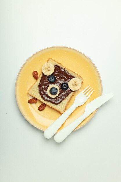 Petit-déjeuner ou déjeuner savoureux pour les toasts pour enfants que l'enfant peut emporter avec lui