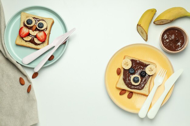 Petit-déjeuner ou déjeuner savoureux pour les toasts pour enfants que l'enfant peut emporter avec lui