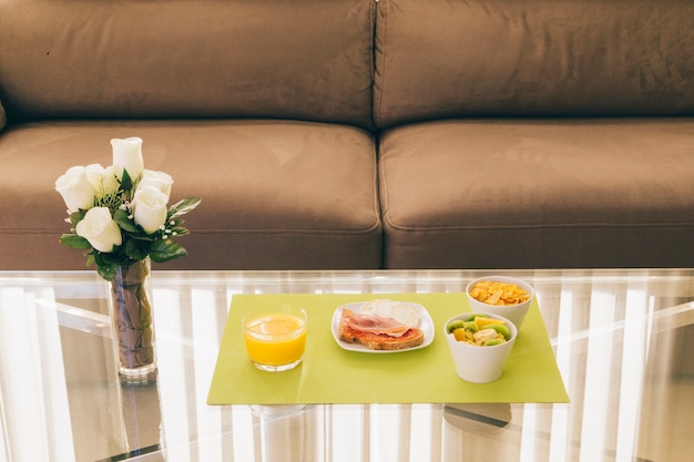 Photo gratuite petit déjeuner devant le canapé