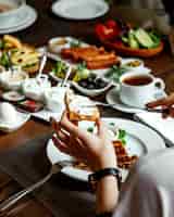 Photo gratuite petit déjeuner avec divers aliments sur la table