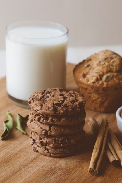 Petit déjeuner avec du lait et des biscuits