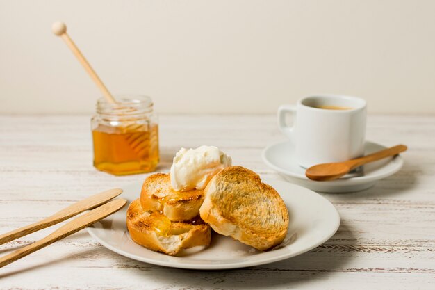 Petit déjeuner avec du miel