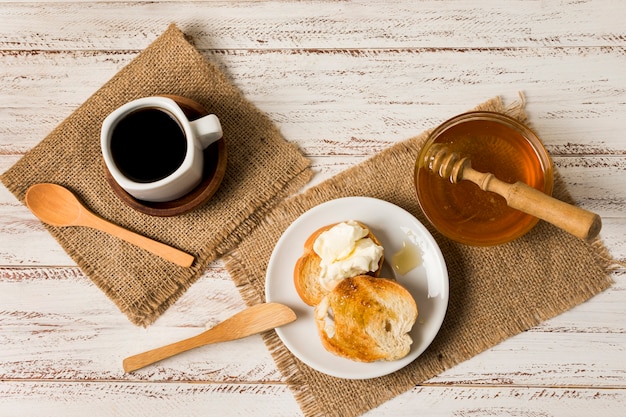 Petit déjeuner avec du miel