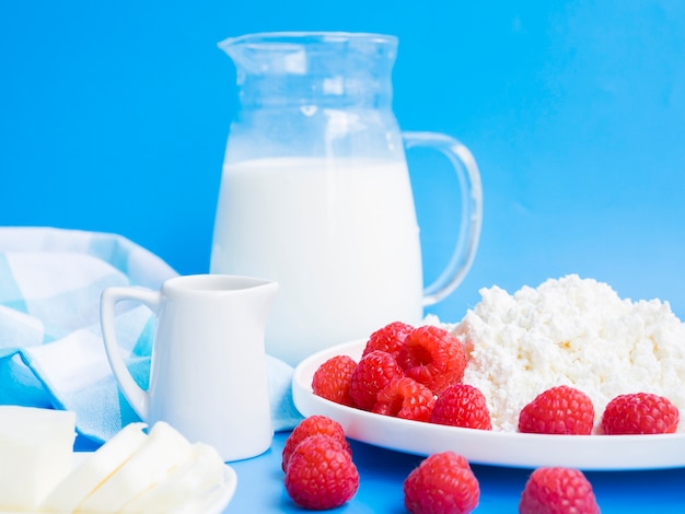 Petit déjeuner avec framboises et produits laitiers