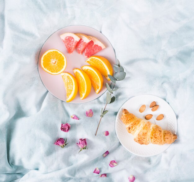 Petit déjeuner avec fruits et croissant